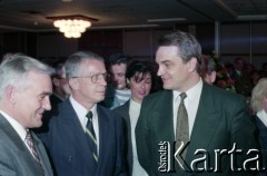 1995, Warszawa, Polska.
IV edycja plebiscytu „Srebrne Usta” w Muzycznym Studiu Polskiego Radia, n/z od lewej Leszek Miller, Lech Falandysz, Waldemar Pawlak.
Fot. Artur Polit, zbiory Fundacji Ośrodka KARTA
