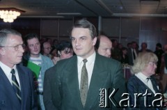 1995, Warszawa, Polska.
IV edycja plebiscytu „Srebrne Usta” w Muzycznym Studiu Polskiego Radia, n/z od lewej Lech Falandysz, Waldemar Pawlak.
Fot. Artur Polit, zbiory Fundacji Ośrodka KARTA