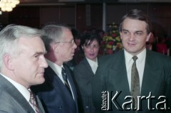 1995, Warszawa, Polska.
IV edycja plebiscytu „Srebrne Usta” w Muzycznym Studiu Polskiego Radia, n/z od lewej Leszek Miller, Lech Falandysz, Waldemar Pawlak.
Fot. Artur Polit, zbiory Fundacji Ośrodka KARTA