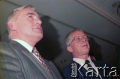 1995, Warszawa, Polska.
IV edycja plebiscytu „Srebrne Usta” w Muzycznym Studiu Polskiego Radia, n/z od lewej Leszek Miller, Lech Falandysz.
Fot. Artur Polit, zbiory Fundacji Ośrodka KARTA