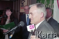 1995, Warszawa, Polska.
IV edycja plebiscytu „Srebrne Usta” w Muzycznym Studiu Polskiego Radia, n/z Leszek Miller.
Fot. Artur Polit, zbiory Fundacji Ośrodka KARTA