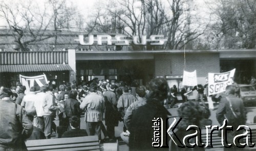 1988, Warszawa-Ursus, Polska.
Pikieta Niezależnego Zrzeszenia Studentów przed wejściem do Zakładów Przemysłu Ciągnikowego Ursus.
Fot. Artur Polit, zbiory Fundacji Ośrodka KARTA
