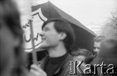 14.04.1989, Warszawa, Polska.
Manifestacja Niezależnego Zrzeszenia Studentów w obronie Biblioteki Uniwersytetu Warszawskiego (BUW), ulica Krakowskie Przedmieście.
Fot. Artur Polit, zbiory Fundacji Ośrodka KARTA