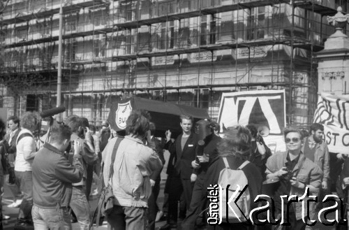 14.04.1989, Warszawa, Polska.
Manifestacja Niezależnego Zrzeszenia Studentów w obronie Biblioteki Uniwersytetu Warszawskiego (BUW), ulica Krakowskie Przedmieście.
Fot. Artur Polit, zbiory Fundacji Ośrodka KARTA