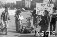 1988, Warszawa-Ursus, Polska.
Pikieta Niezależnego Zrzeszenia Studentów przed wejściem do Zakładów Przemysłu Ciągnikowego Ursus.
Fot. Artur Polit, zbiory Fundacji Ośrodka KARTA
