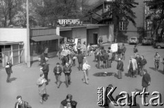 1988, Warszawa-Ursus, Polska.
Pikieta Niezależnego Zrzeszenia Studentów przed wejściem do Zakładów Przemysłu Ciągnikowego Ursus.
Fot. Artur Polit, zbiory Fundacji Ośrodka KARTA