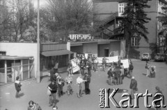 1988, Warszawa-Ursus, Polska.
Pikieta Niezależnego Zrzeszenia Studentów przed wejściem do Zakładów Przemysłu Ciągnikowego Ursus.
Fot. Artur Polit, zbiory Fundacji Ośrodka KARTA