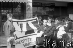 1988, Warszawa-Ursus, Polska.
Pikieta Niezależnego Zrzeszenia Studentów przed wejściem do Zakładów Przemysłu Ciągnikowego Ursus.
Fot. Artur Polit, zbiory Fundacji Ośrodka KARTA