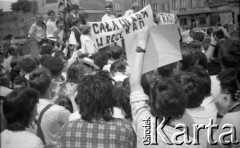 19.06.1988, Warszawa, Polska.
Pomarańczowa alternatywa na Pl. Zamkowym, spacer wyborczy w bieli skąpany.
Fot. Artur Polit, zbiory Fundacji Ośrodka KARTA