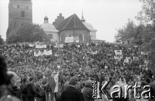 01.05.1989, Warszawa, Polska.
Niezależna manifestacja pierwszomajowa z udziałem kandydatów na posłów i senatorów z ramienia opozycji, n/z Andrzej Miłkowski.
Fot. Artur Polit, zbiory Fundacji Ośrodka KARTA