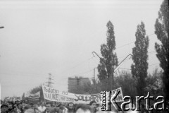 01.05.1989, Warszawa, Polska.
Niezależna manifestacja pierwszomajowa z udziałem kandydatów na posłów i senatorów z ramienia opozycji, Wybrzeże Gdańskie.
Fot. Artur Polit, zbiory Fundacji Ośrodka KARTA