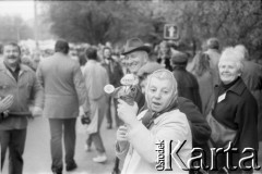 01.05.1989, Warszawa, Polska.
Niezależna manifestacja pierwszomajowa z udziałem kandydatów na posłów i senatorów z ramienia opozycji, Wybrzeże Gdańskie.
Fot. Artur Polit, zbiory Fundacji Ośrodka KARTA