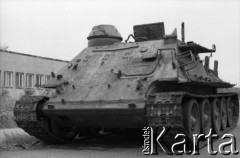 1991, Warszawa, Polska.
Złomowisko na terenie Huty Warszawa, n/z wojskowy pojazd pancerny.
Fot. Artur Polit, zbiory Fundacji Ośrodka KARTA