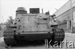 1991, Warszawa, Polska.
Złomowisko na terenie Huty Warszawa, n/z wojskowy pojazd pancerny.
Fot. Artur Polit, zbiory Fundacji Ośrodka KARTA