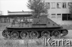 1991, Warszawa, Polska.
Złomowisko na terenie Huty Warszawa, n/z wojskowy pojazd pancerny.
Fot. Artur Polit, zbiory Fundacji Ośrodka KARTA