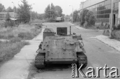 1991, Warszawa, Polska.
Złomowisko na terenie Huty Warszawa, n/z wojskowy pojazd pancerny.
Fot. Artur Polit, zbiory Fundacji Ośrodka KARTA