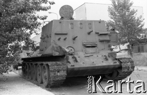 1991, Warszawa, Polska.
Złomowisko na terenie Huty Warszawa, n/z wojskowy pojazd pancerny.
Fot. Artur Polit, zbiory Fundacji Ośrodka KARTA