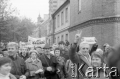 01.05.1989, Warszawa, Polska.
Niezależna manifestacja pierwszomajowa z udziałem kandydatów na posłów i senatorów z ramienia opozycji, n/z z prawej Andrzej Łapicki.
Fot. Artur Polit, zbiory Fundacji Ośrodka KARTA
