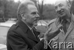 05.1989, Warszawa, Polska.
Zbieranie podpisów wyborczych na kandydatów Komitetu Obywatelskiego Solidarność pod kościółem św. Stanisława Kostki na Żoliborzu, n/z z lewej Bogusław Stanisławski.
Fot. Artur Polit, zbiory Fundacji Ośrodka KARTA