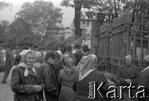05.1989, Warszawa, Polska.
Zbieranie podpisów wyborczych na kandydatów Komitetu Obywatelskiego Solidarność pod kościółem św. Stanisława Kostki na Żoliborzu.
Fot. Artur Polit, zbiory Fundacji Ośrodka KARTA