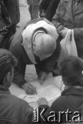 05.1989, Warszawa, Polska.
Zbieranie podpisów wyborczych na kandydatów Komitetu Obywatelskiego Solidarność pod kościółem św. Stanisława Kostki na Żoliborzu.
Fot. Artur Polit, zbiory Fundacji Ośrodka KARTA