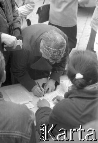 05.1989, Warszawa, Polska.
Zbieranie podpisów wyborczych na kandydatów Komitetu Obywatelskiego Solidarność pod kościółem św. Stanisława Kostki na Żoliborzu.
Fot. Artur Polit, zbiory Fundacji Ośrodka KARTA