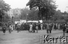 05.1989, Warszawa, Polska.
Zbieranie podpisów wyborczych na kandydatów Komitetu Obywatelskiego Solidarność pod kościółem św. Stanisława Kostki na Żoliborzu.
Fot. Artur Polit, zbiory Fundacji Ośrodka KARTA
