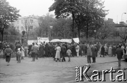 05.1989, Warszawa, Polska.
Zbieranie podpisów wyborczych na kandydatów Komitetu Obywatelskiego Solidarność pod kościółem św. Stanisława Kostki na Żoliborzu.
Fot. Artur Polit, zbiory Fundacji Ośrodka KARTA