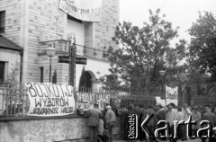 05.1989, Warszawa, Polska.
Zbieranie podpisów wyborczych na kandydatów Komitetu Obywatelskiego Solidarność pod kościółem św. Stanisława Kostki na Żoliborzu.
Fot. Artur Polit, zbiory Fundacji Ośrodka KARTA