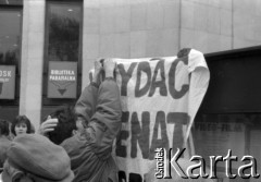 05.1989, Warszawa, Polska.
Zbieranie podpisów wyborczych na kandydatów Komitetu Obywatelskiego Solidarność w wyborach do Sejmu i Senatu - pod kościołem św. Zygmunta na placu Konfederacji.
Fot. Artur Polit, zbiory Fundacji Ośrodka KARTA