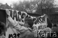 05.1989, Warszawa, Polska.
Zbieranie podpisów wyborczych na kandydatów Komitetu Obywatelskiego Solidarność w wyborach do Sejmu i Senatu - pod kościołem św. Zygmunta na placu Konfederacji.
Fot. Artur Polit, zbiory Fundacji Ośrodka KARTA