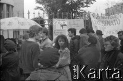 05.1989, Warszawa, Polska.
Zbieranie podpisów wyborczych na kandydatów Komitetu Obywatelskiego Solidarność pod kościółem św. Stanisława Kostki na Żoliborzu.
Fot. Artur Polit, zbiory Fundacji Ośrodka KARTA