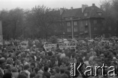 05.1989, Warszawa, Polska.
Zbieranie podpisów wyborczych na kandydatów Komitetu Obywatelskiego Solidarność w wyborach do Sejmu i Senatu - pod kościołem św. Zygmunta na placu Konfederacji.
Fot. Artur Polit, zbiory Fundacji Ośrodka KARTA