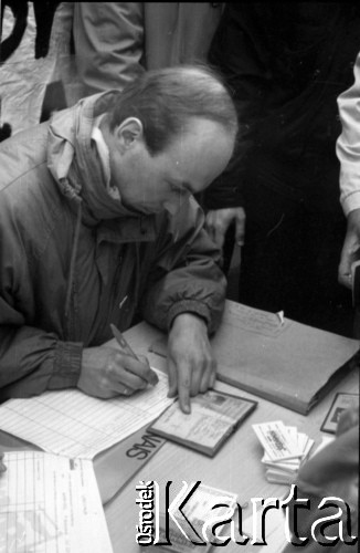 05.1989, Warszawa, Polska.
Zbieranie podpisów wyborczych na kandydatów Komitetu Obywatelskiego Solidarność w wyborach do Sejmu i Senatu - pod kościołem św. Zygmunta na placu Konfederacji.
Fot. Artur Polit, zbiory Fundacji Ośrodka KARTA