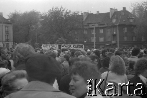 05.1989, Warszawa, Polska.
Zbieranie podpisów wyborczych na kandydatów Komitetu Obywatelskiego Solidarność w wyborach do Sejmu i Senatu - pod kościołem św. Zygmunta na placu Konfederacji.
Fot. Artur Polit, zbiory Fundacji Ośrodka KARTA