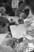 05.1989, Warszawa, Polska.
Zbieranie podpisów wyborczych na kandydatów Komitetu Obywatelskiego Solidarność w wyborach do Sejmu i Senatu - pod kościołem św. Zygmunta na placu Konfederacji.
Fot. Artur Polit, zbiory Fundacji Ośrodka KARTA