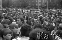 05.1989, Warszawa, Polska.
Zbieranie podpisów wyborczych na kandydatów Komitetu Obywatelskiego Solidarność w wyborach do Sejmu i Senatu - pod kościołem św. Zygmunta na placu Konfederacji.
Fot. Artur Polit, zbiory Fundacji Ośrodka KARTA