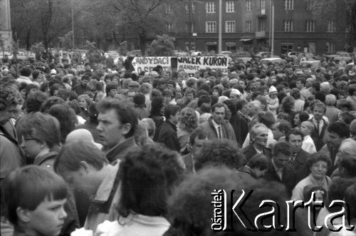 05.1989, Warszawa, Polska.
Zbieranie podpisów wyborczych na kandydatów Komitetu Obywatelskiego Solidarność w wyborach do Sejmu i Senatu - pod kościołem św. Zygmunta na placu Konfederacji.
Fot. Artur Polit, zbiory Fundacji Ośrodka KARTA