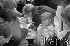 05.1989, Warszawa, Polska.
Zbieranie podpisów wyborczych na kandydatów Komitetu Obywatelskiego Solidarność w wyborach do Sejmu i Senatu - pod kościołem św. Zygmunta na placu Konfederacji.
Fot. Artur Polit, zbiory Fundacji Ośrodka KARTA