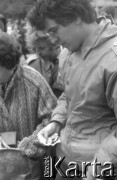 05.1989, Warszawa, Polska.
Zbieranie podpisów wyborczych na kandydatów Komitetu Obywatelskiego Solidarność w wyborach do Sejmu i Senatu - pod kościołem św. Zygmunta na placu Konfederacji, n/z Paweł Piasecki.
Fot. Artur Polit, zbiory Fundacji Ośrodka KARTA