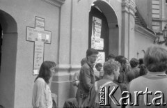 03-06.08.1988, Jarocin, Polska.
Festiwal Muzyki Rockowej Jarocin '88, przed kościołem św. Marcina.
Fot. Artur Polit, zbiory Fundacji Ośrodka KARTA