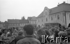 03-06.08.1988, Jarocin, Polska.
Festiwal Muzyki Rockowej Jarocin '88, n/z zespół muzyczny na rynku.
Fot. Artur Polit, zbiory Fundacji Ośrodka KARTA