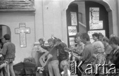 03-06.08.1988, Jarocin, Polska.
Festiwal Muzyki Rockowej Jarocin '88, przed kościołem św. Marcina.
Fot. Artur Polit, zbiory Fundacji Ośrodka KARTA