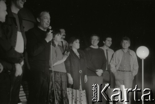 18-20.11.1988, Warszawa, Polska.
Ogólnopolski Przegląd Piosenki Autorskiej OPPA, klub studencki Uniwersytetu Warszawskiego Hybrydy, n/z z mikrofonem Wojciech Młynarski.
Fot. Artur Polit, zbiory Fundacji Ośrodka KARTA