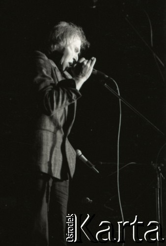 18-20.11.1988, Warszawa, Polska.
Ogólnopolski Przegląd Piosenki Autorskiej OPPA, klub studencki Uniwersytetu Warszawskiego Hybrydy, n/z Jerzy Kryszak.
Fot. Artur Polit, zbiory Fundacji Ośrodka KARTA