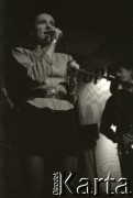 18-20.11.1988, Warszawa, Polska.
Ogólnopolski Przegląd Piosenki Autorskiej OPPA, klub studencki Uniwersytetu Warszawskiego Hybrydy, n/z Renata Przemyk.
Fot. Artur Polit, zbiory Fundacji Ośrodka KARTA