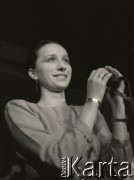 18-20.11.1988, Warszawa, Polska.
Ogólnopolski Przegląd Piosenki Autorskiej OPPA, klub studencki Uniwersytetu Warszawskiego Hybrydy, n/z Renata Przemyk.
Fot. Artur Polit, zbiory Fundacji Ośrodka KARTA