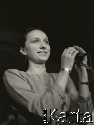 18-20.11.1988, Warszawa, Polska.
Ogólnopolski Przegląd Piosenki Autorskiej OPPA, klub studencki Uniwersytetu Warszawskiego Hybrydy, n/z Renata Przemyk.
Fot. Artur Polit, zbiory Fundacji Ośrodka KARTA