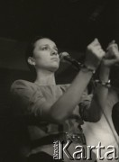 18-20.11.1988, Warszawa, Polska.
Ogólnopolski Przegląd Piosenki Autorskiej OPPA, klub studencki Uniwersytetu Warszawskiego Hybrydy, n/z Renata Przemyk.
Fot. Artur Polit, zbiory Fundacji Ośrodka KARTA