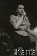 18-20.11.1988, Warszawa, Polska.
Ogólnopolski Przegląd Piosenki Autorskiej OPPA, klub studencki Uniwersytetu Warszawskiego Hybrydy, n/z Renata Przemyk.
Fot. Artur Polit, zbiory Fundacji Ośrodka KARTA